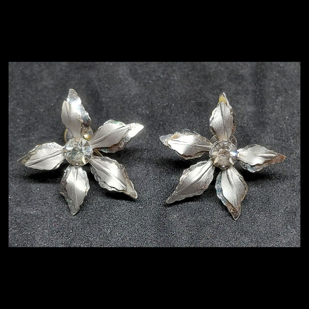 Vintage 1940s Bugbee & Niles Silver Floral/Leaf Design Screw Back Earrings